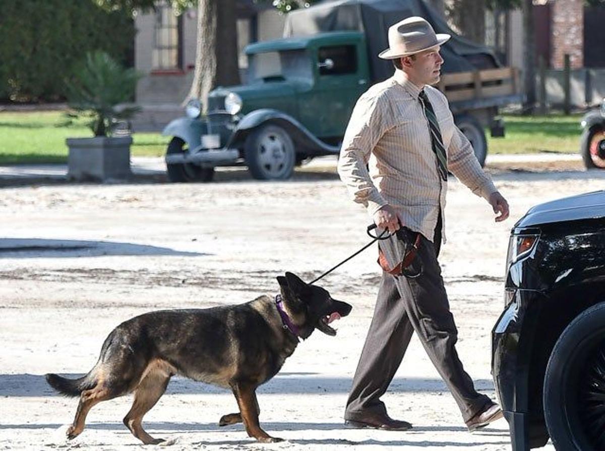 Ben Affleck rueda junto a un perro su nueva película