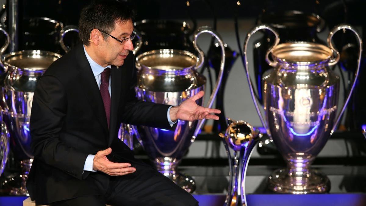 Josep Maria Bartomeu, con los trofeos conquistados por el Barça.