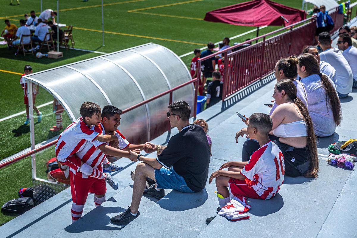 La Mina celebra su primera Champions infantil