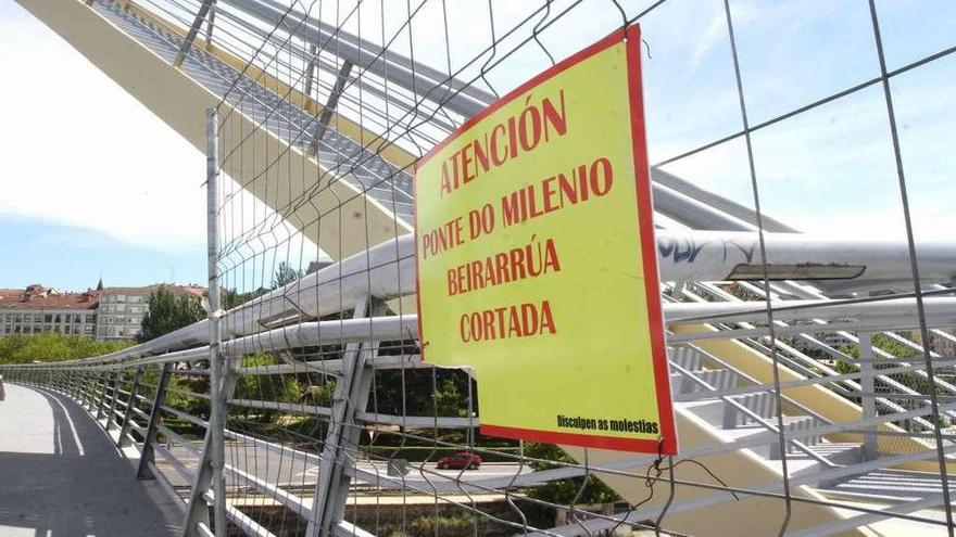 Los accesos a la pasarela se cerraron hace un año para las obras de reparación. // Iñaki Osorio