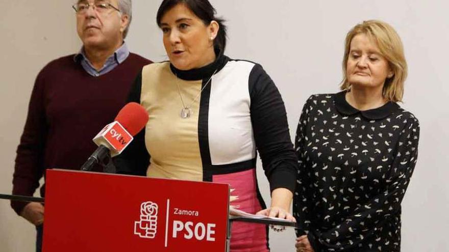 Candidatos del PSOE al Congreso y al Senado, Fernández y Rominguera (derecha), con Sánchez.