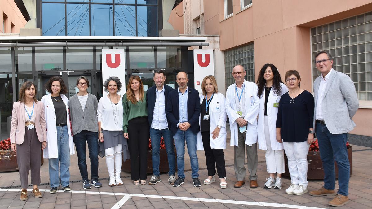 Representants de les institucions sanitàries de la Catalunya central, amb els alcaldes Aloy i Sànchez al mig