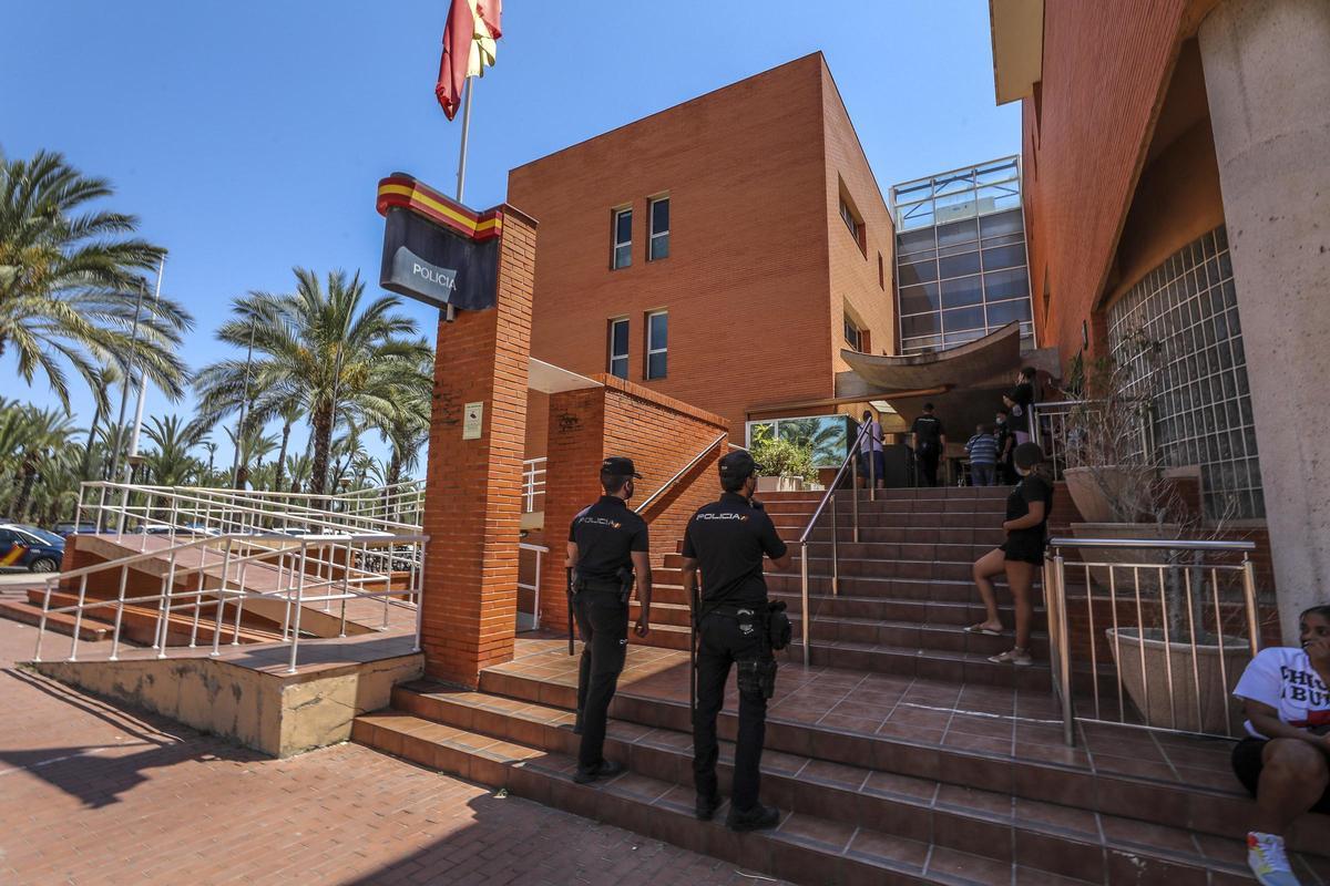 ROBO POLICIA: Detenido en Elche un hombre por cinco robos con fuerza en ...