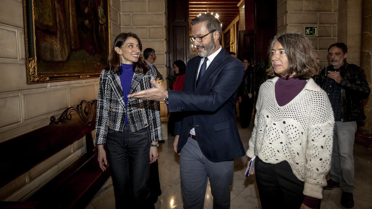 La ministra Pilar Llop con el alcalde José Hila y la regidora Neus Truyol a su llegada al ayuntamiento de Palma