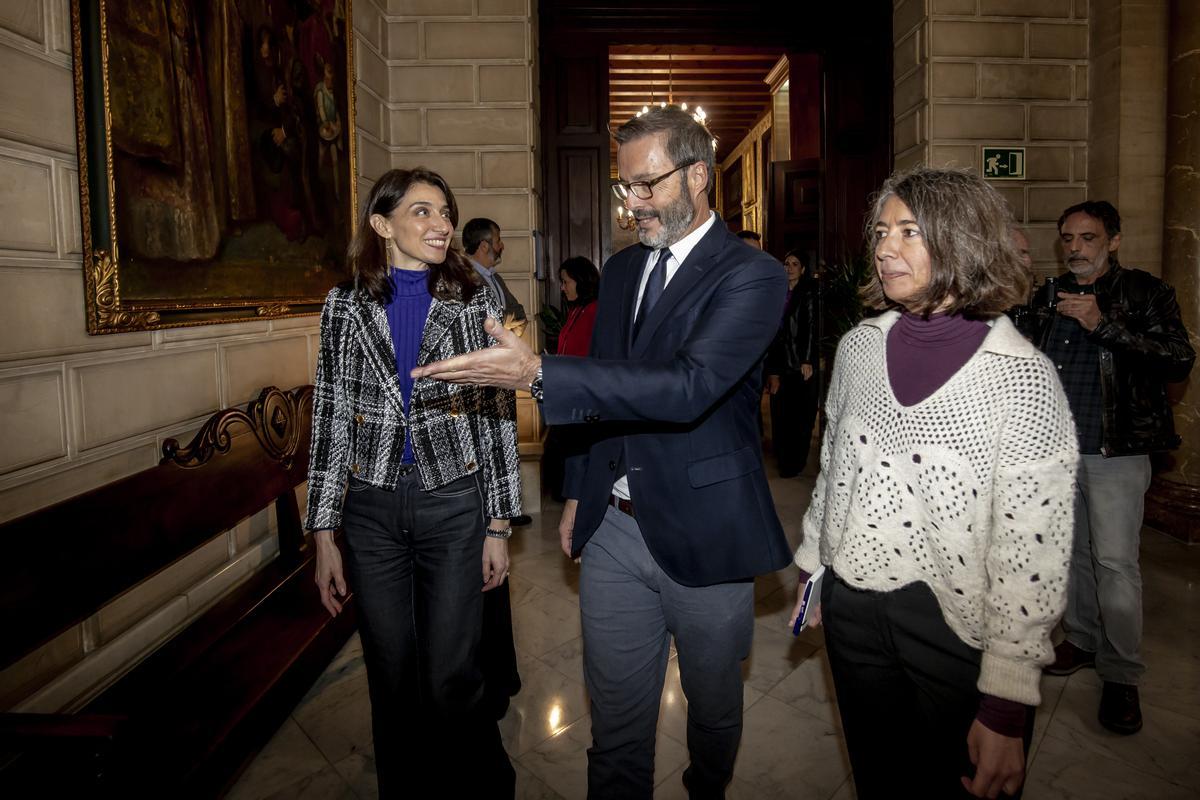 La ministra Pilar Llop con el alcalde José Hila y la regidora Neus Truyol a su llegada al ayuntamiento de Palma