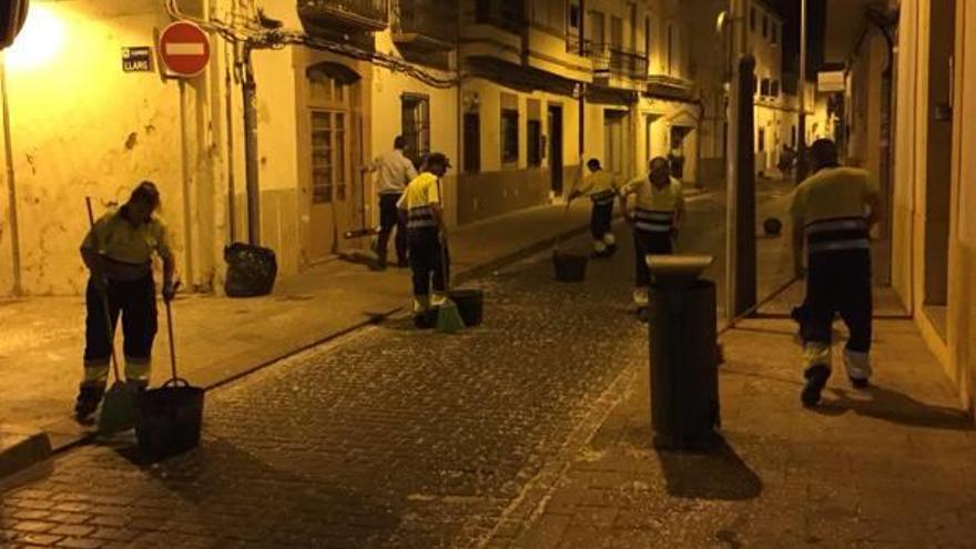 Limpieza intensa en las calles de Xàbia tras las fiestas