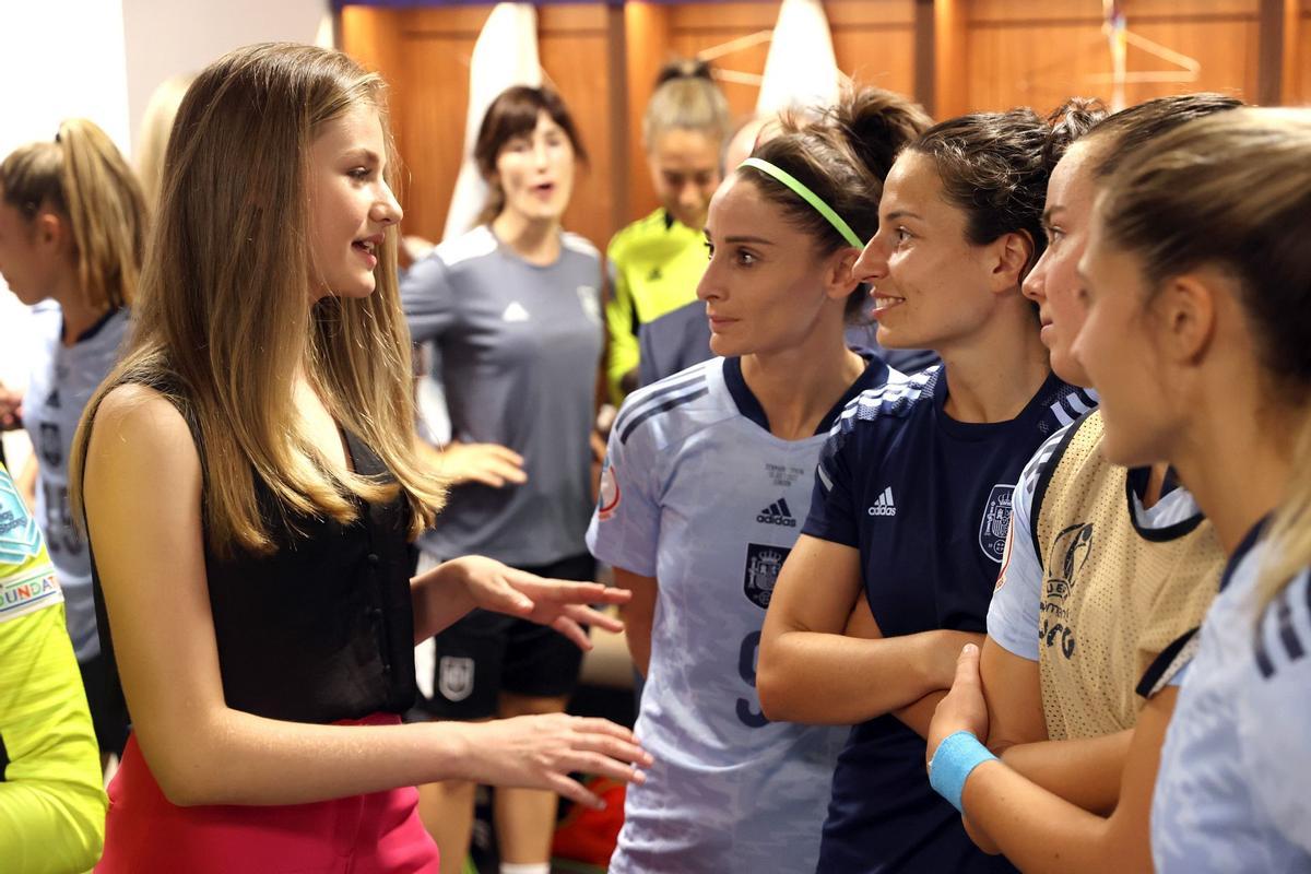 La princesa Leonor charla con las integrantes de la Selección Femenina de Fútbol en julio de 2022
