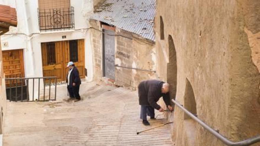 Dos personas de avanzada edad, en las calles de Chelva.