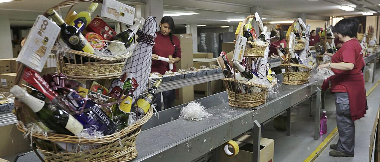 Empleados de Lotes de España en la sede de la firma en una imagen de archivo. | J.A.