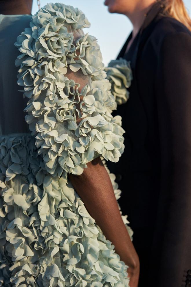 Detalle del minivestido verde con flores de gasa de poliéster reciclado de H&amp;M Conscious Exclusive OI2020