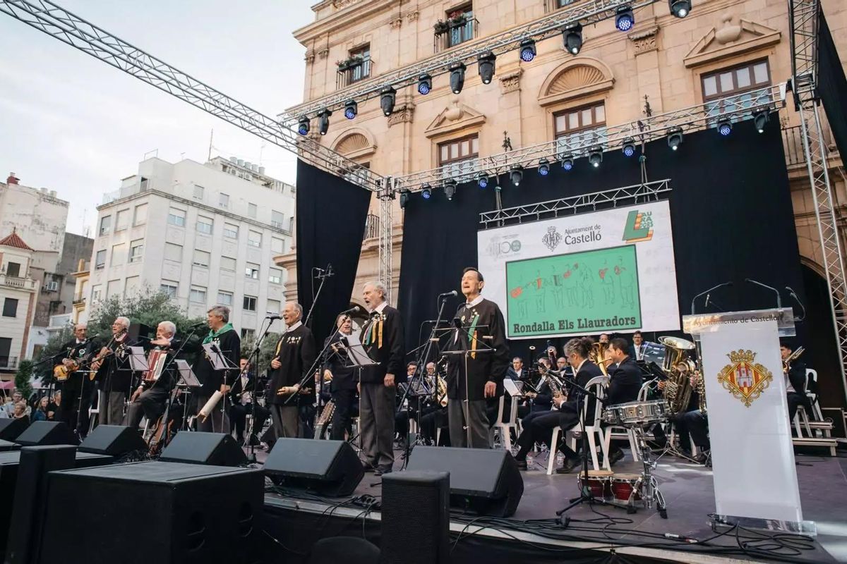 Els Llauradors, en una actuación en la plaza Mayor.