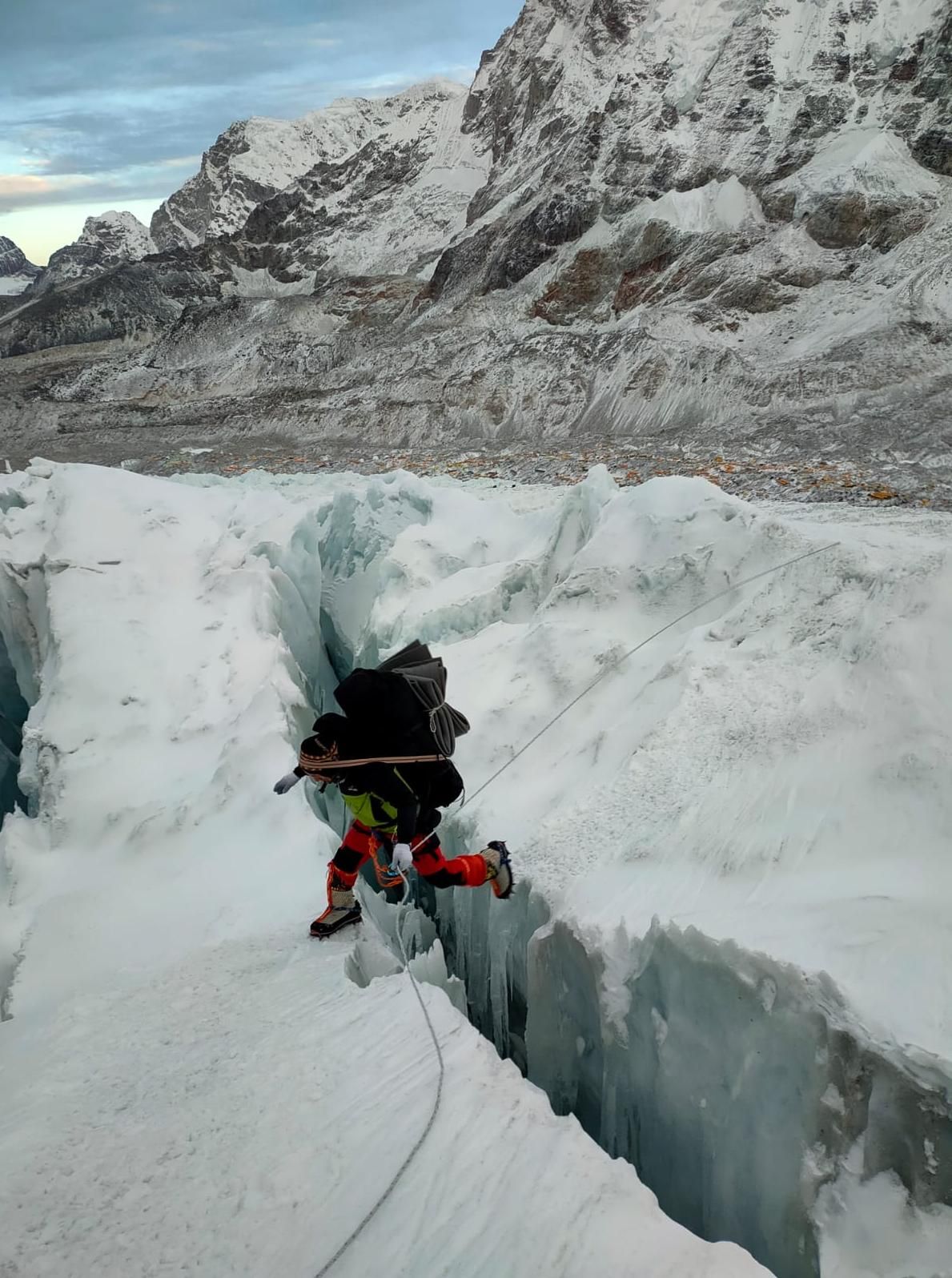 Un alpinista salta una grieta en la temida Cascada de Hielo de la ruta hacia el Everest y el Lhotse