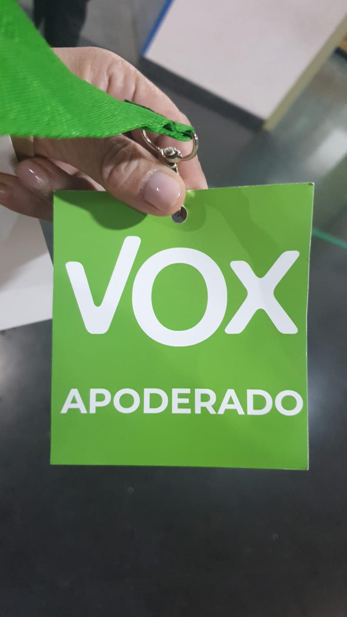 Los represntantes de Vox han tenido que recortar la bandera de España de las credenciales.