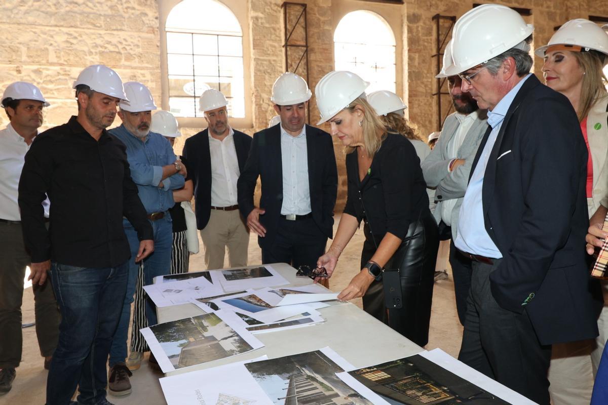 Nuria Montes mirando fotos del edificio y planos del complejo que se le mostraron en la visita.
