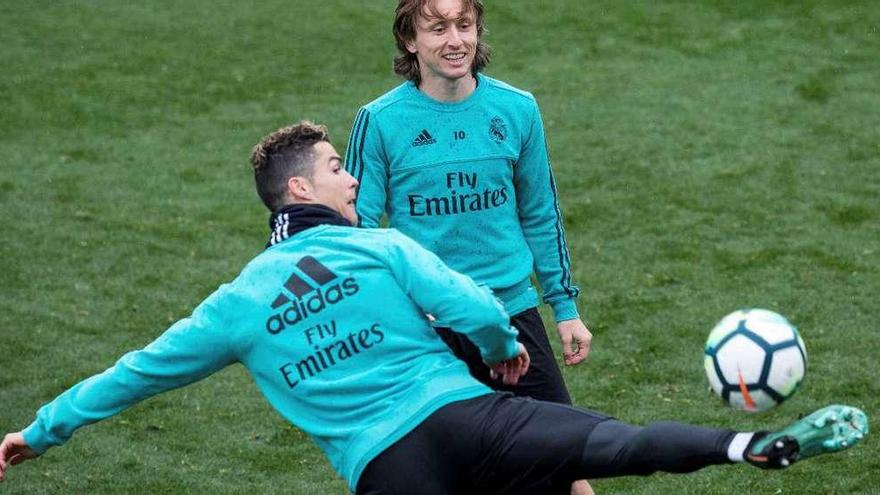 Cristiano Ronaldo y Modric, durante el entrenamiento de ayer del Real Madrid.