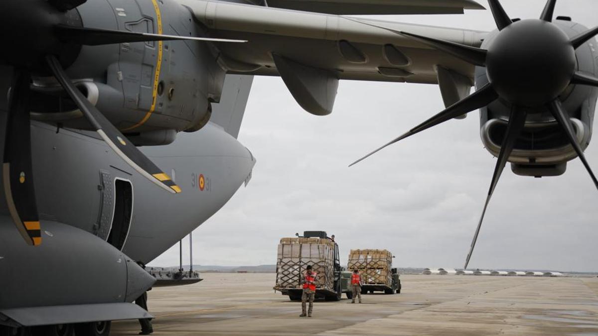 Estiba de un Airbus A400M en la base de Torrejón para uno de los primeros envíos de material defensivo a Ucrania, en marzo  de 2022. foto MINISDEF