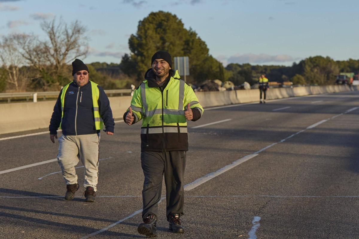Les fotos del tall dels pagesos a l'AP-7 i l'N-II a l'Empordà