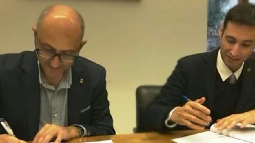 Gómez i Gilabert, en la firma del conveni.