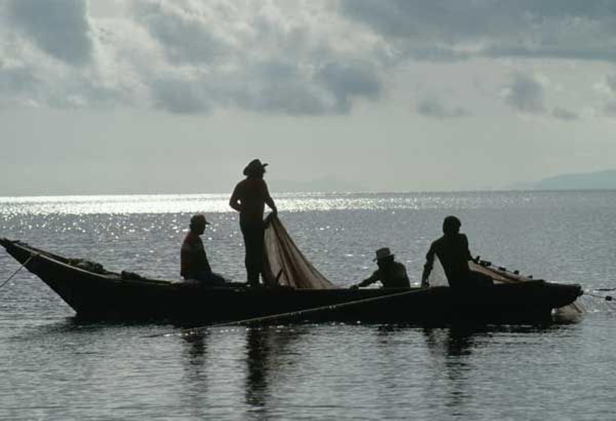 Pescadores trabajando con una red en el Lago de Chapala.