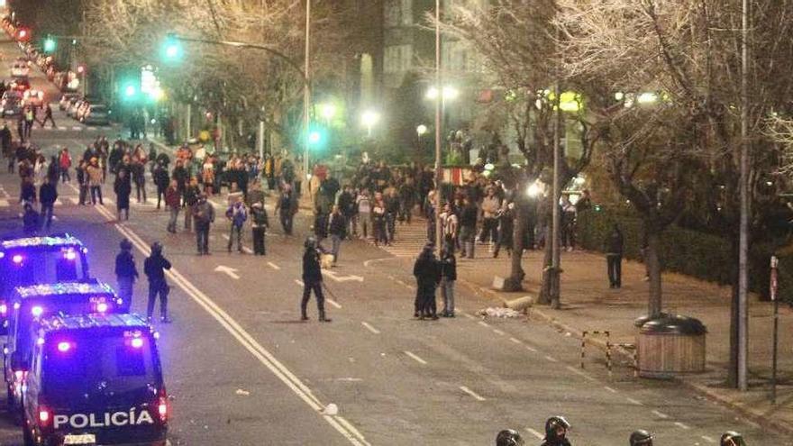 La policía cargó al final del partido en los alrededores del estadio.