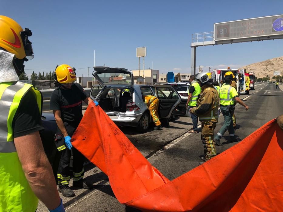 Un aparatoso accidente entre cuatro vehículos en Villena deja varios heridos