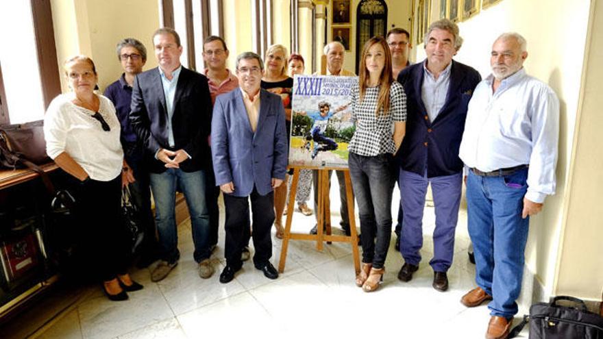 La concejala de deportes, Elisa Pérez, junto a varios responsables de federaciones deportivas y Eduardo Martínez, de Coca-Cola.