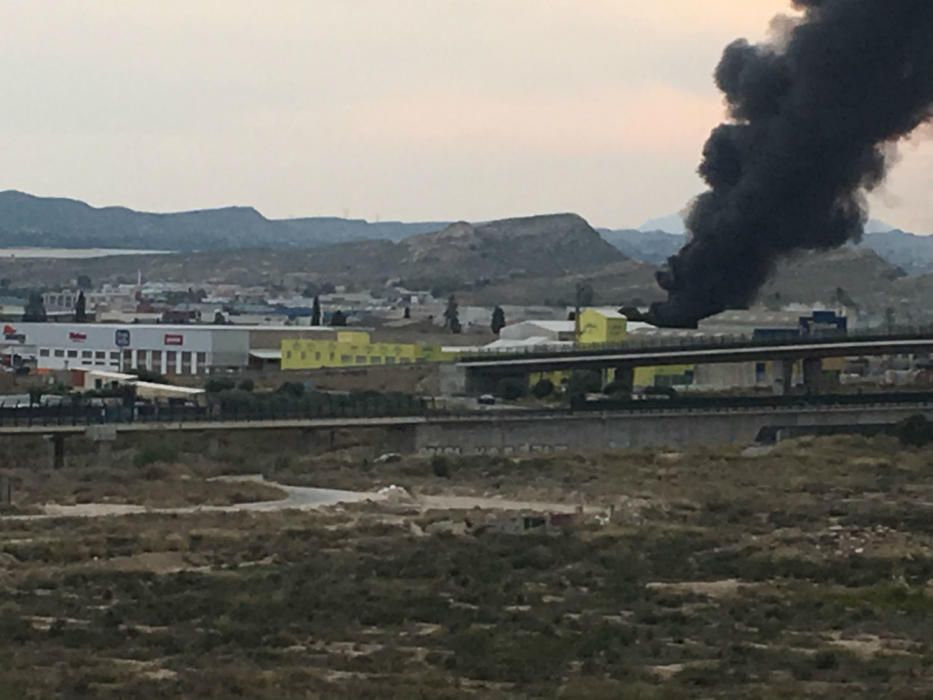 Los bomberos tratan de sofocar un virulento incendio en una planta de residuos de AIicante