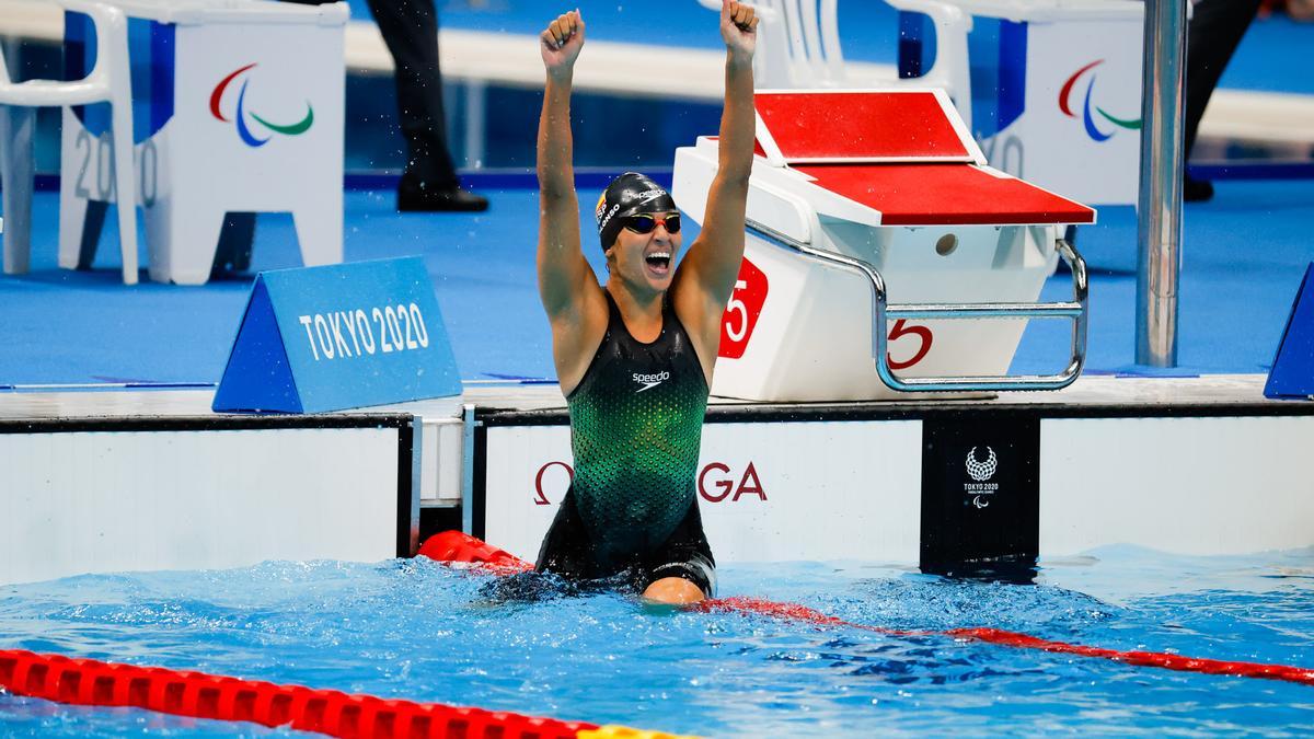 Michelle Alonso, todavía en la piscina, celebra su tercer oro olímpico