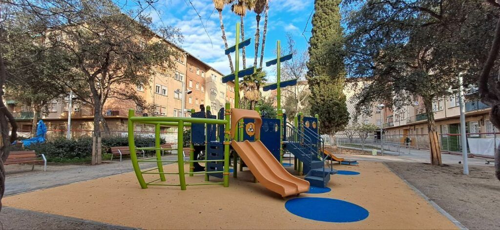 El área de juegos infantiles inclusiva de los jardines de Massana, en Barcelona.