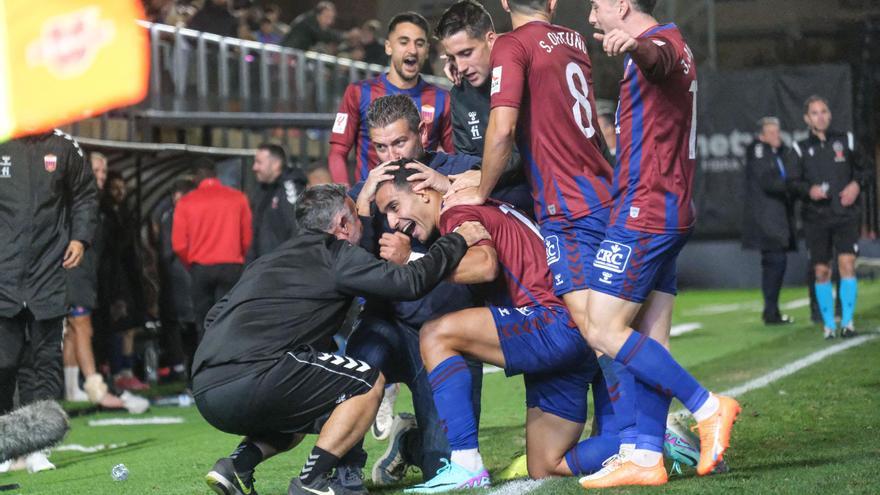 El Eldense vence al Burgos y pone la directa