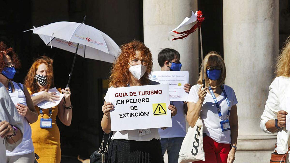 Varias guías turísticas de la Comunitat Valencianayer frente al Ayuntamiento de València.