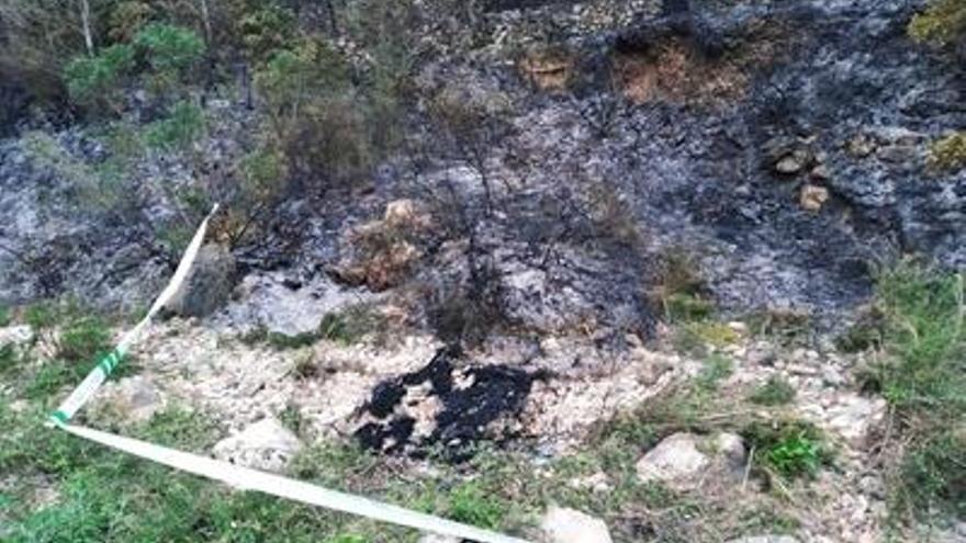 La mancha más oscura es la tienda de campaña calcinada; las llamas avanzaron ladera arriba.