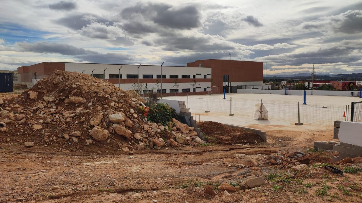 El patio del alumnado del CEIP número 2 de San Antonio de Benagéber, donde falta una cubierta