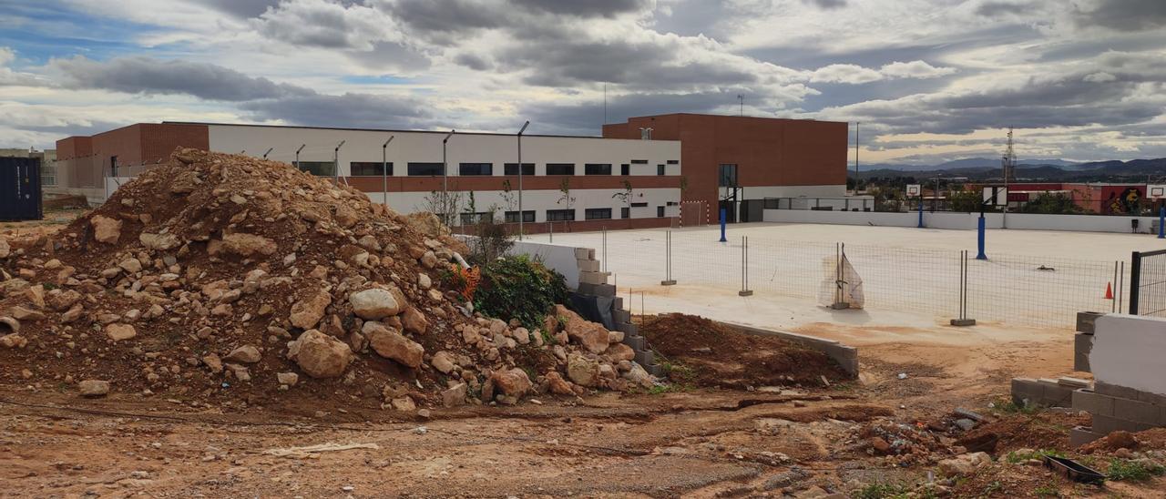 El pati de l’alumnat del CEIP número 2 de San Antonio de Benagéber, on falta una coberta