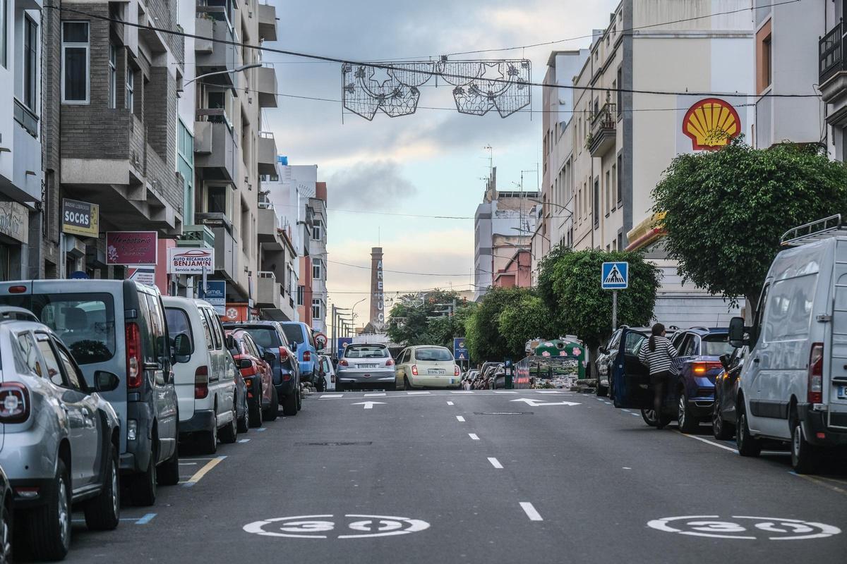 Calle Juan de Bethencourt Domínguez, con la gasolinera a la derecha.