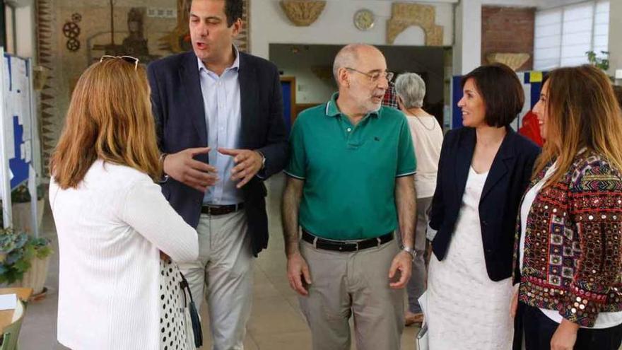 El delegado territorial, Alberto Castro (izquierda), y el director del María de Molina, Carlos Pérez, en el instituto.