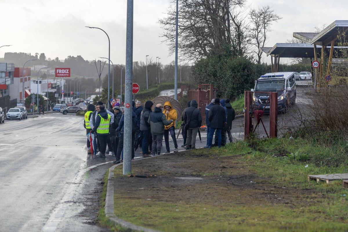 Varios piquetes informativos en Amio, en la segunda jornada de huelga indefinida que afecta a los urbanos de Santiago.