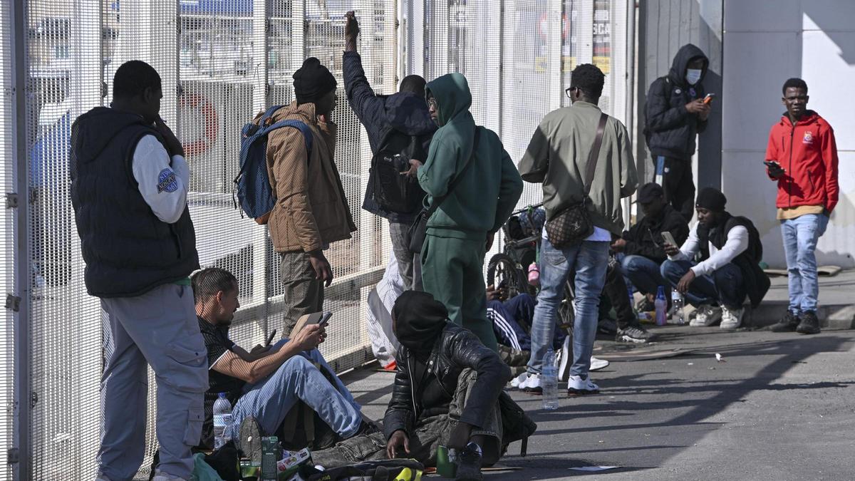 Personas inmigrantes a la espera de trámites de regularización.