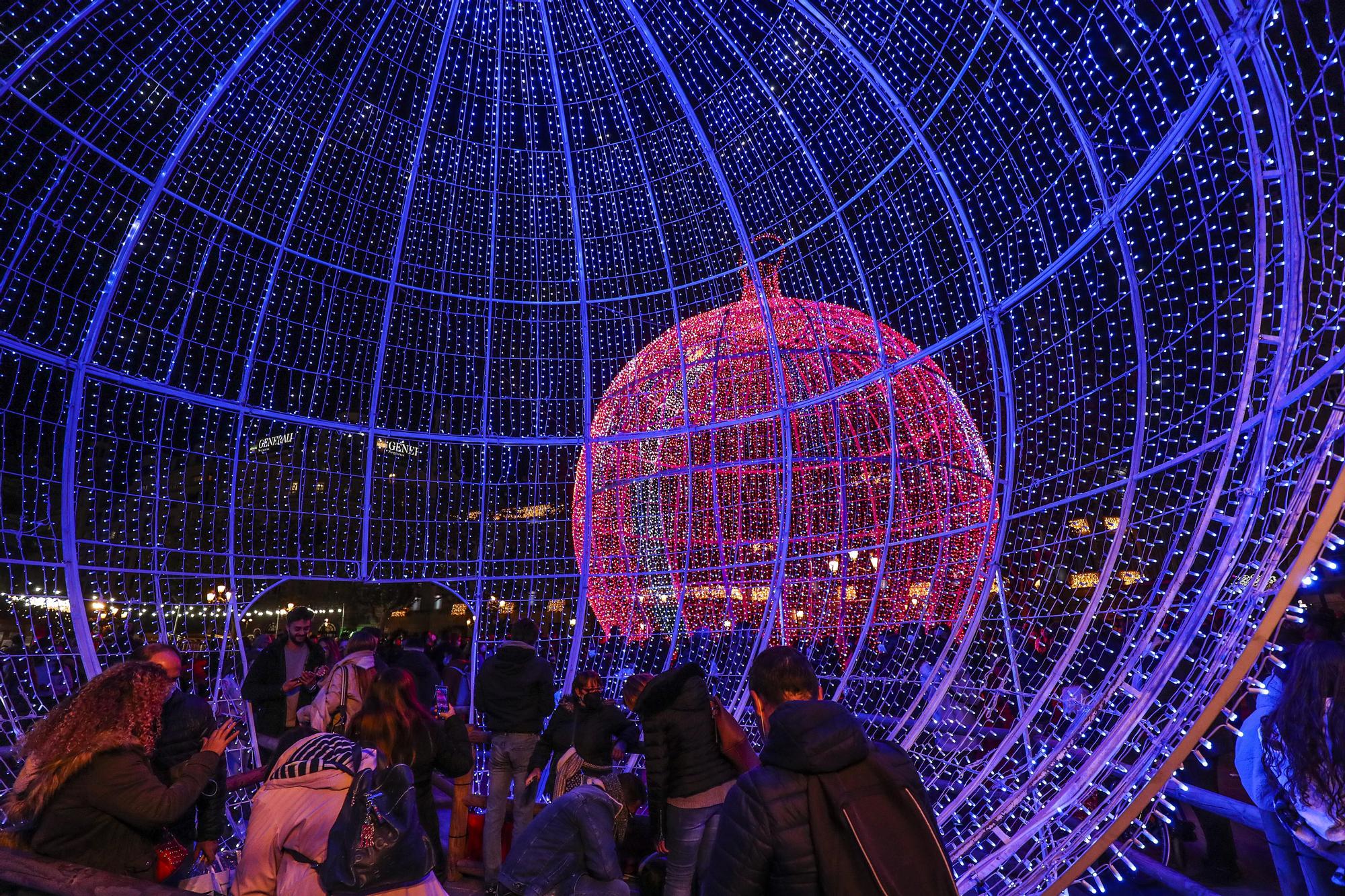 Pista de patinaje y luces de Navidad en la plaza del Ayuntamiento de València