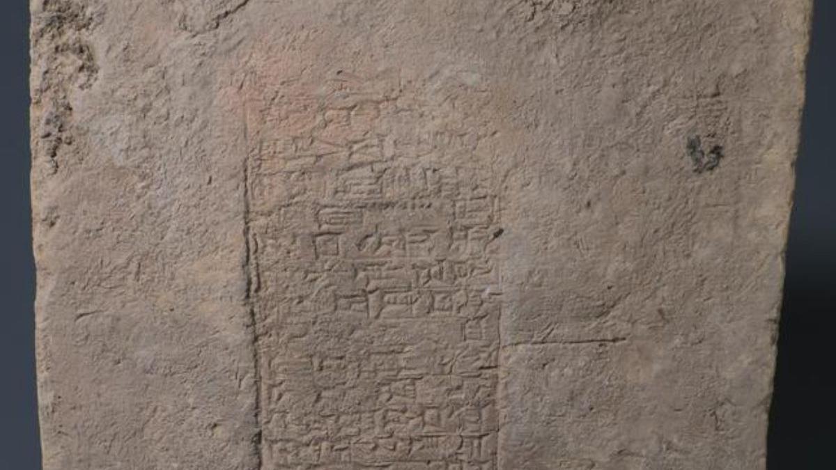 El ladrillo data del reinado de Nabucodonosor II (ca. 604 a 562 a. C.) según la interpretación de la inscripción. Este objeto fue saqueado de su contexto original antes de ser adquirido por el Museo Slemani y almacenado en ese museo.