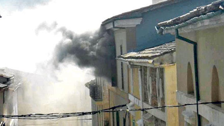 Un fuego arrasa el tercer piso de sa Societat en Andratx