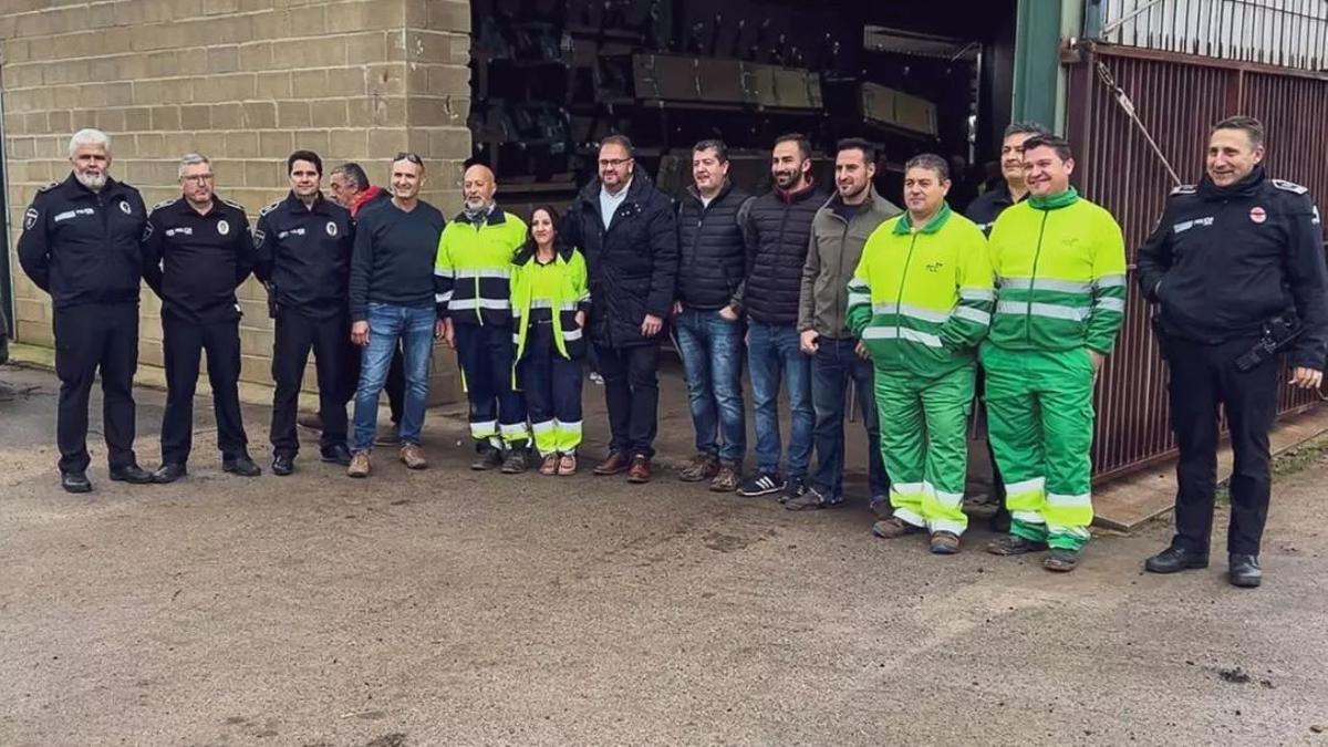 El alcalde emeritense posa con varios trabajadores municipales en una imagen de archivo.