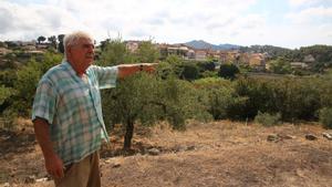 Joan Llabería, agricultor, señala al pueblo de Riudecanyes, uno de los candidatos a participar en el plan piloto de la Renta Básica Universal. 