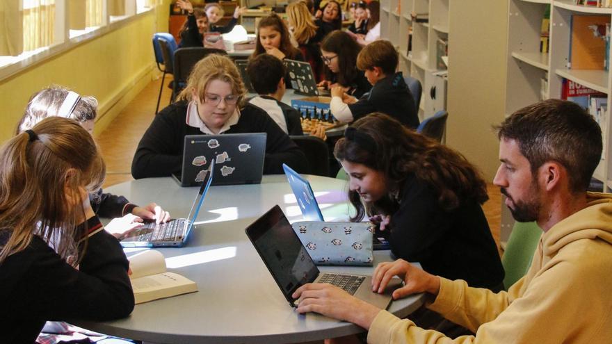 Alumnos en la biblioteca del centro.  | PABLO SOLARES