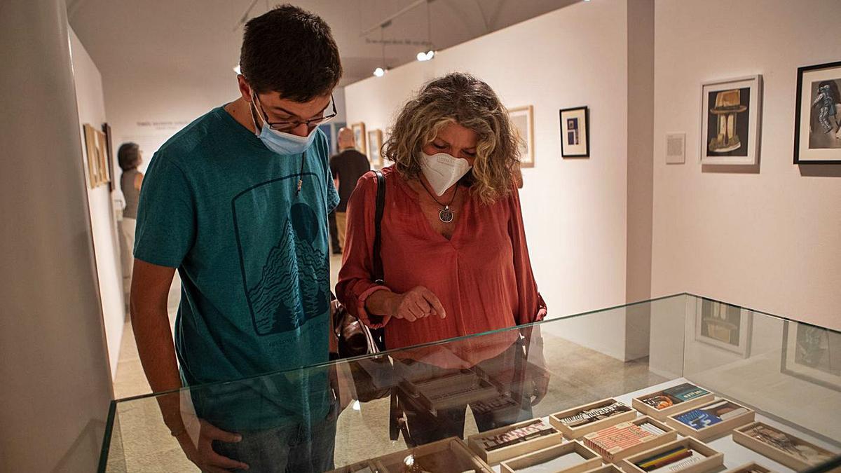 Cristina del Teso, mujer de Tomás Salvador González, contempla parte de la muestra junto al hijo de ambos, Bruno. | Emilio Fraile