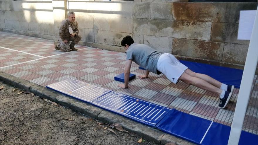 Uno de los aspirantes realizando las pruebas físicas durante el proceso de selección.