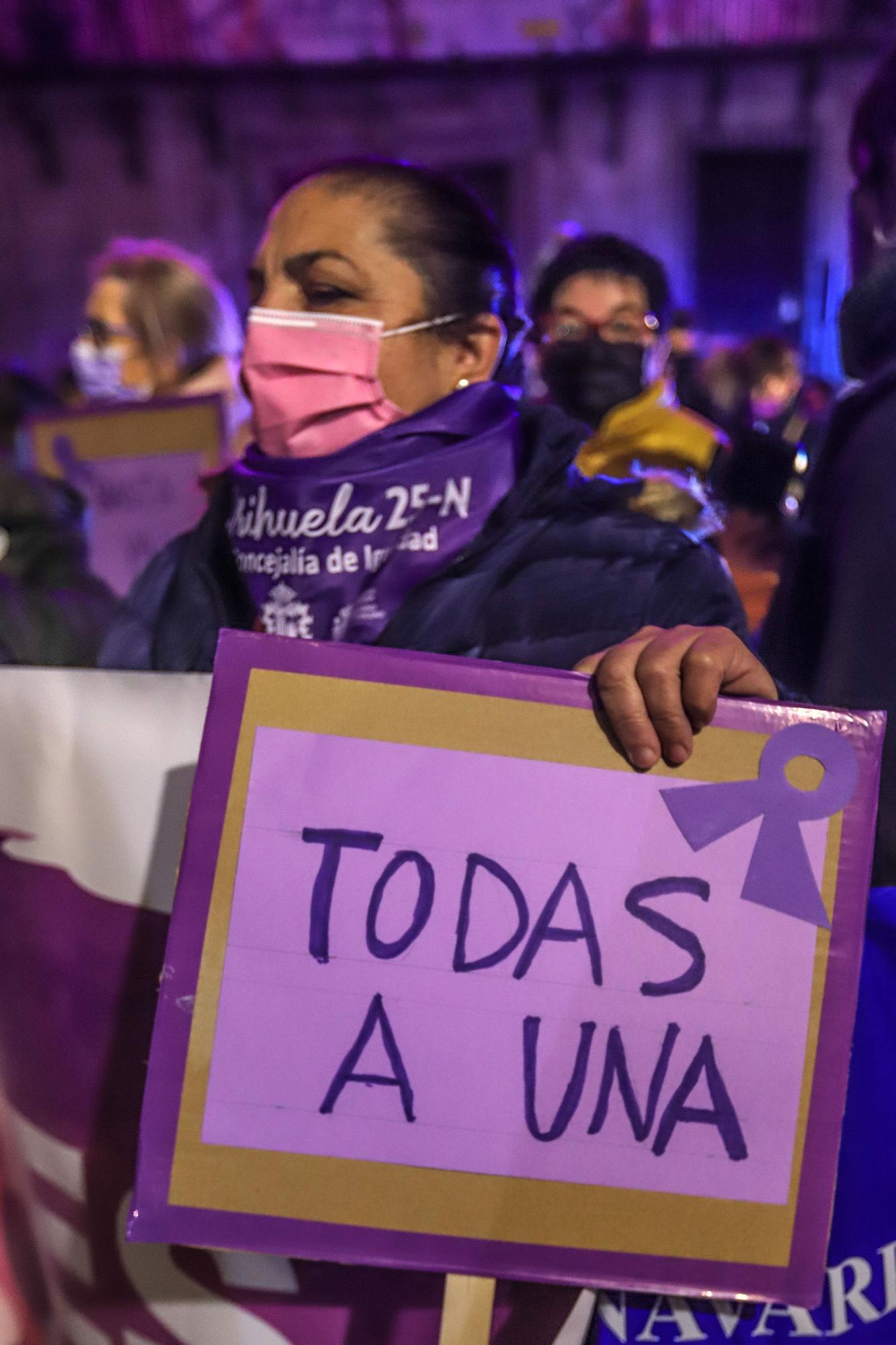Protesta anoche en Orihuela en la marcha del 25N convocada por la Mesa de Igualdad del municipio y la concejalía