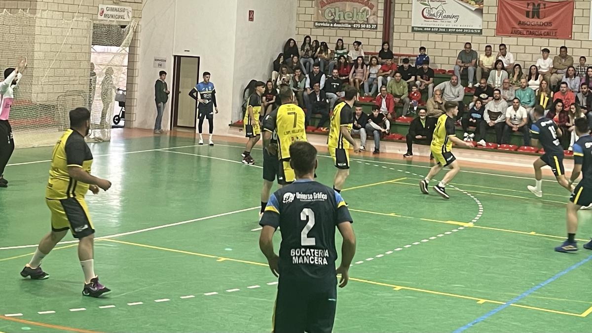 Una acción de la final entre los dos equipos de Villafranca de los Barros.