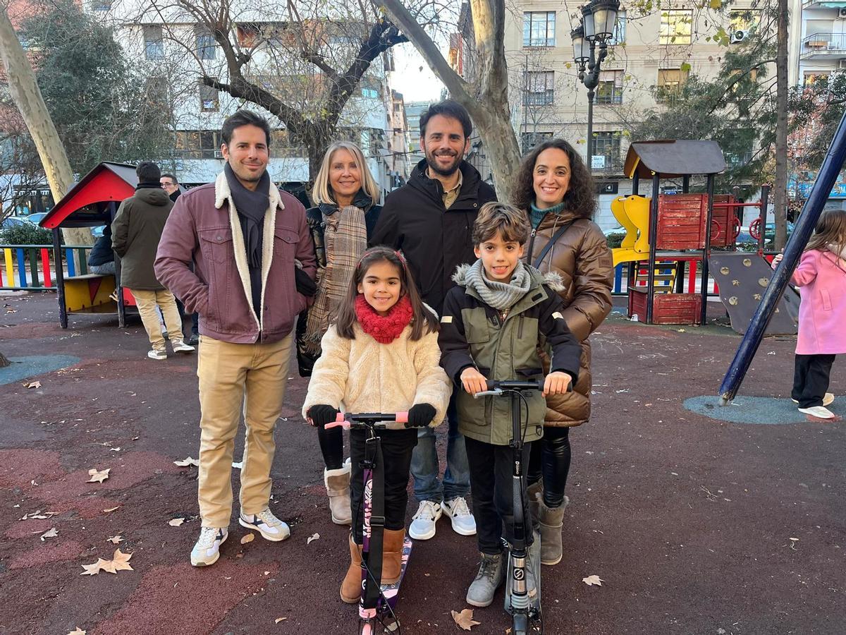 Jaime y Violeta, con toda su familia.