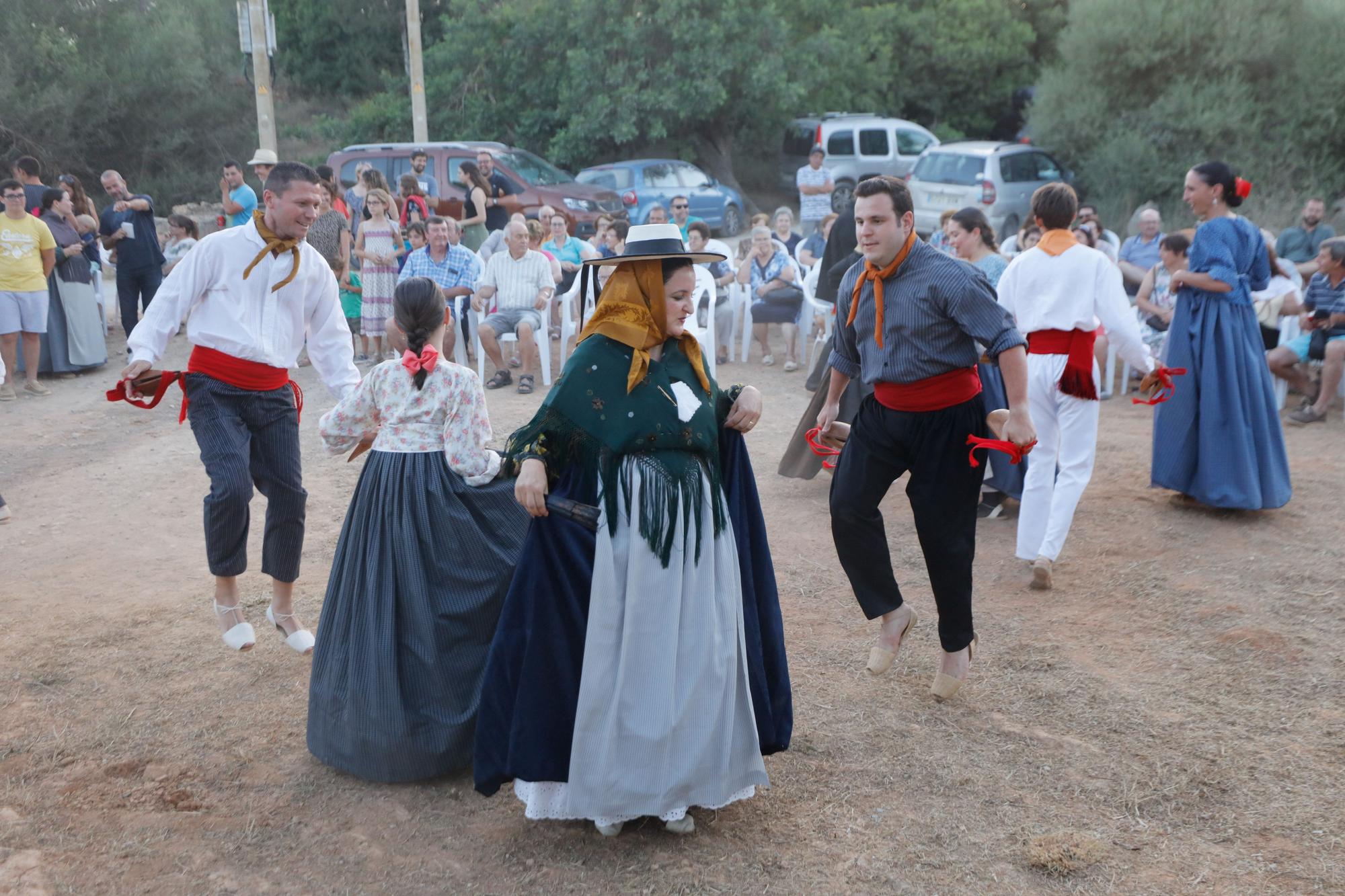 Las imágenes de la 'ballada' popular en el Pou des Escarabats, en Buscastell.